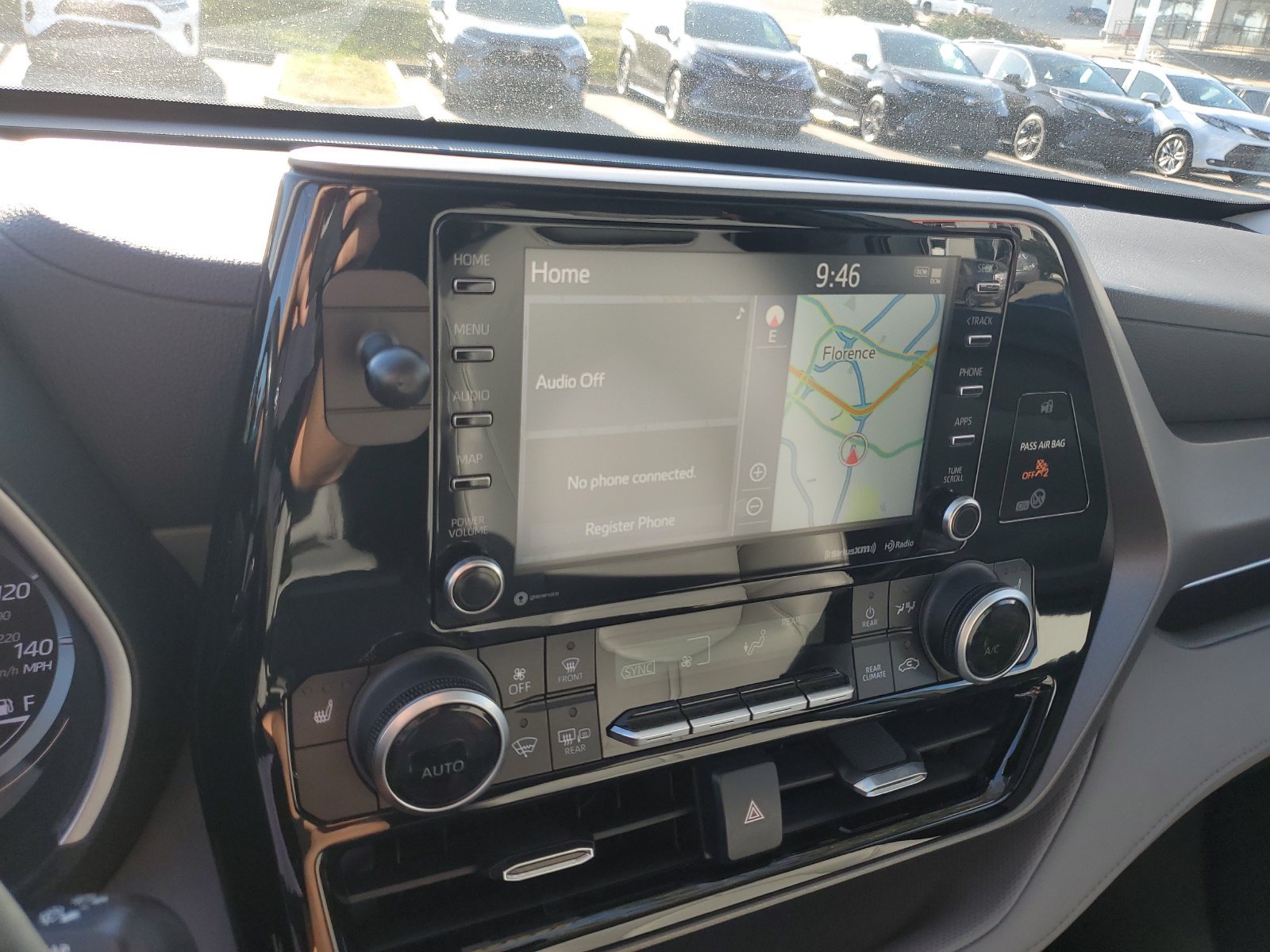 Used 2020 Toyota Highlander XLE AWD/4WD image 26