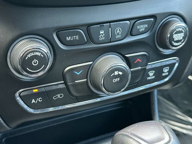 Used 2020 Jeep Cherokee Latitude Plus AWD/4WD image 23