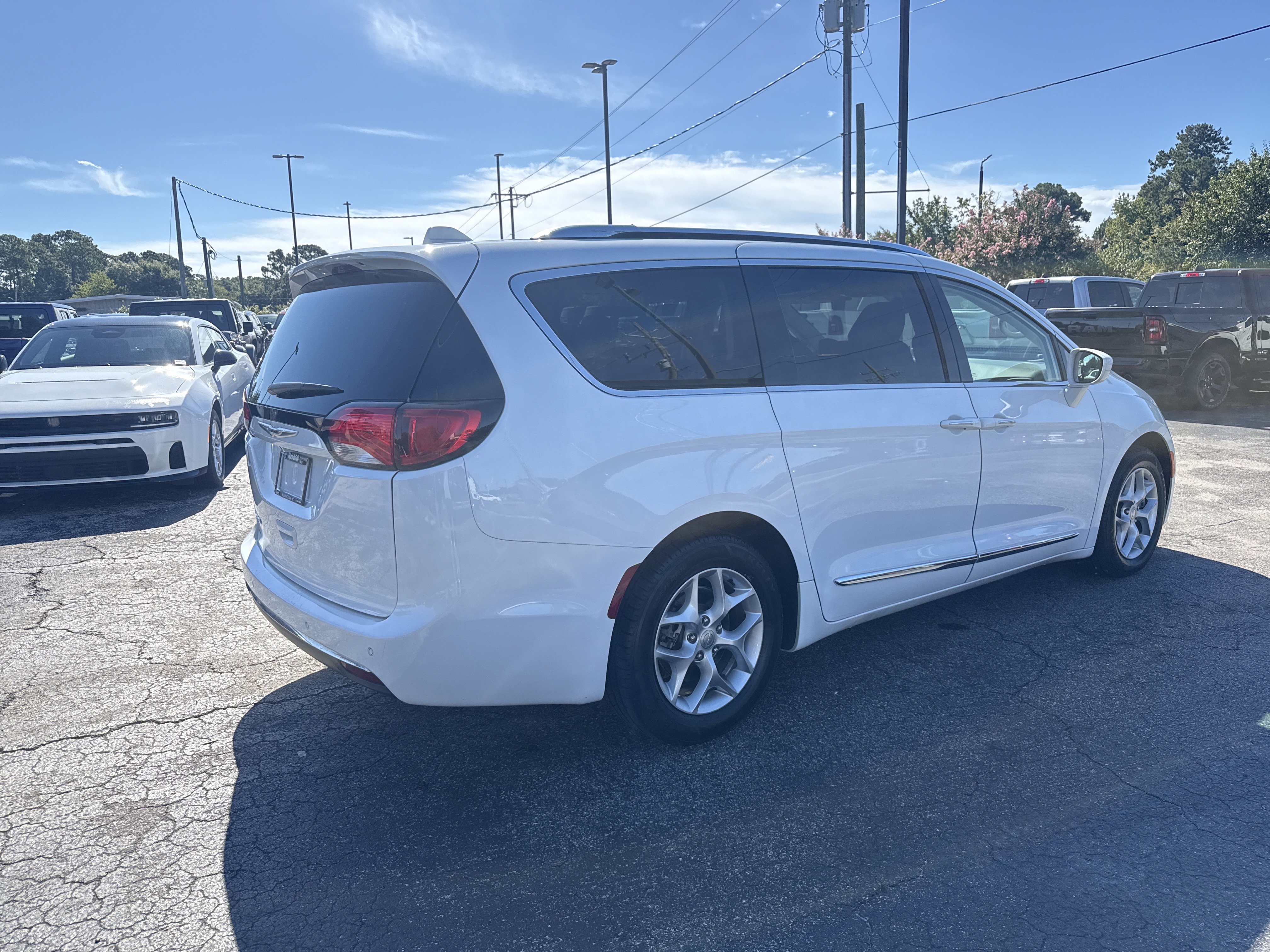 Used 2019 Chrysler Pacifica Touring-L Plus w/ Tire & Wheel Group FWD image 9
