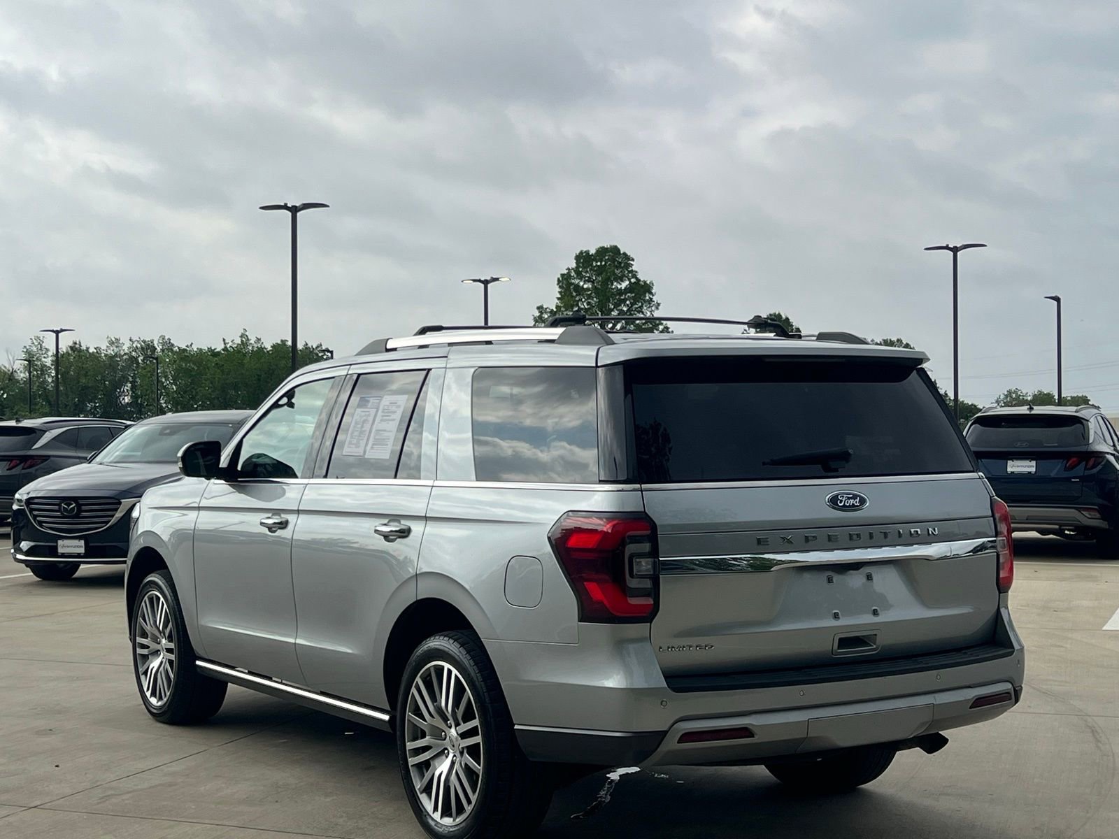 Used 2024 Ford Expedition Limited AWD/4WD image 9