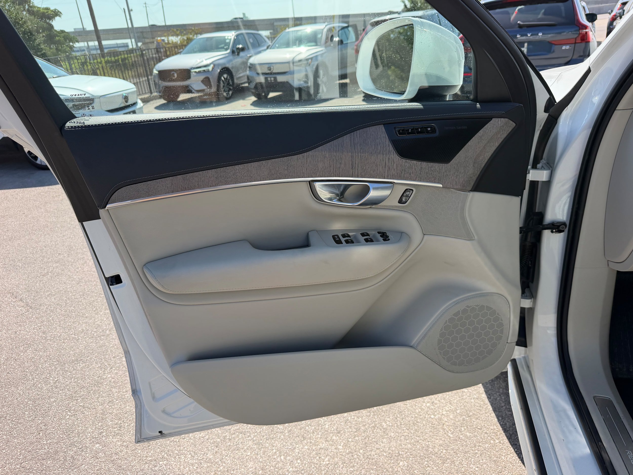Certified 2024 Volvo XC90 T8 Ultimate w/ Protection Package Premier AWD/4WD image 23