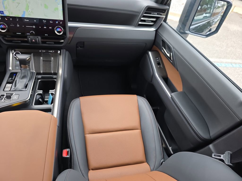 Used 2025 Lexus GX 550 w/ Accessory Package (Z1) image 17