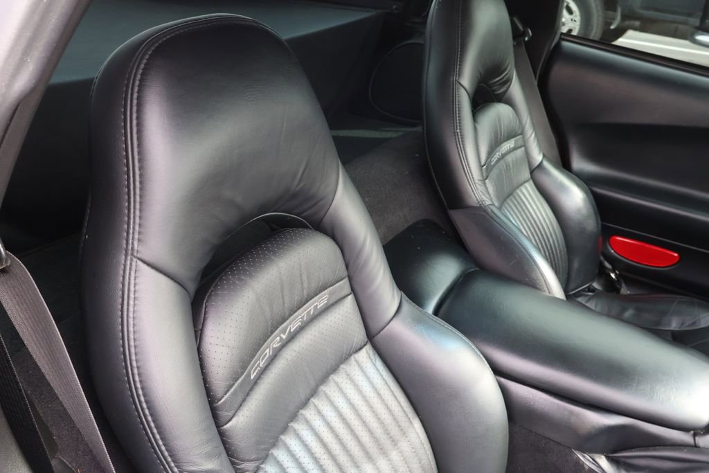 Used 2002 Chevrolet Corvette Coupe w/ Preferred Equipment Group2 image 33