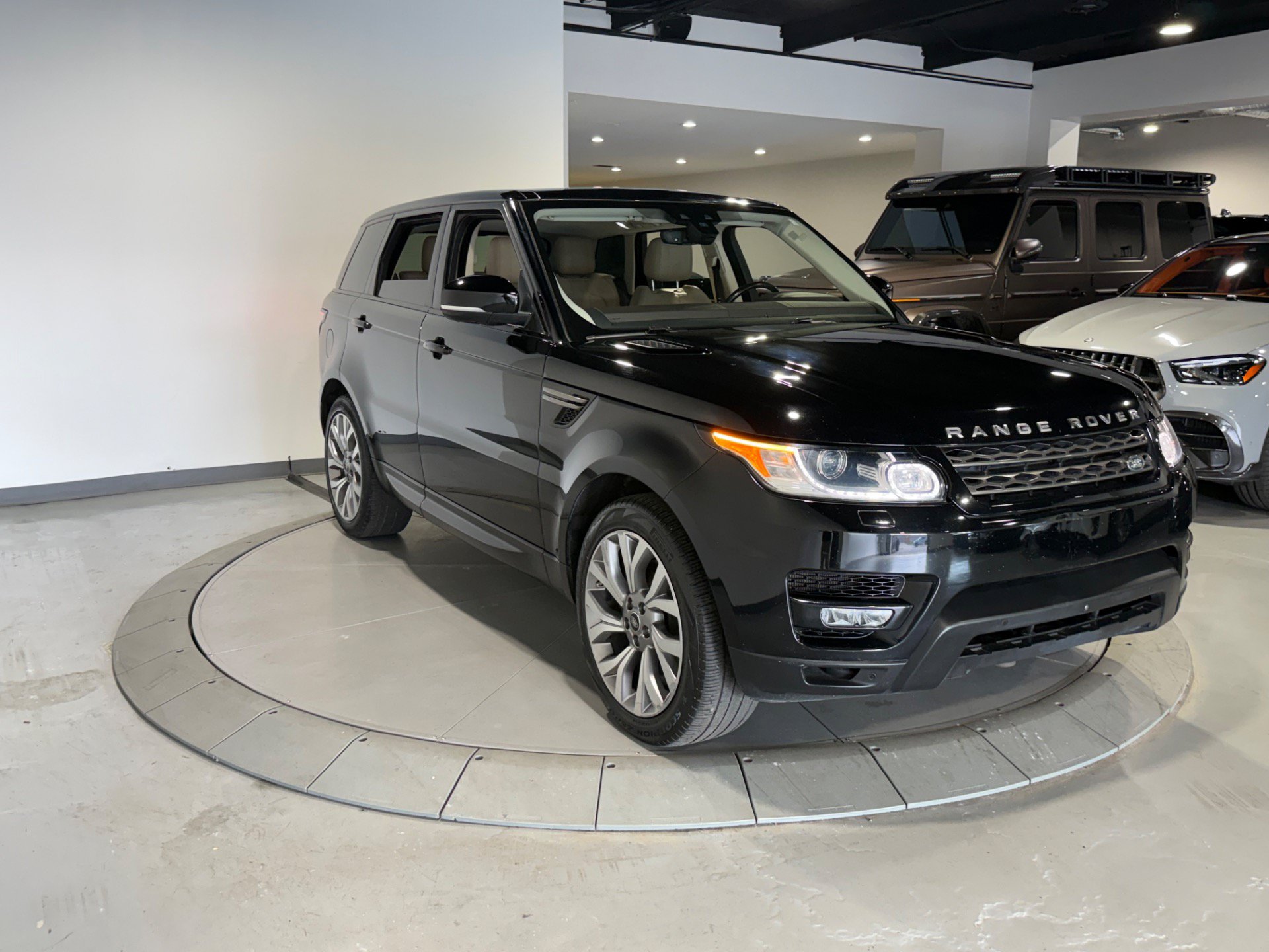 Used 2017 Land Rover Range Rover Sport SE AWD/4WD image 14