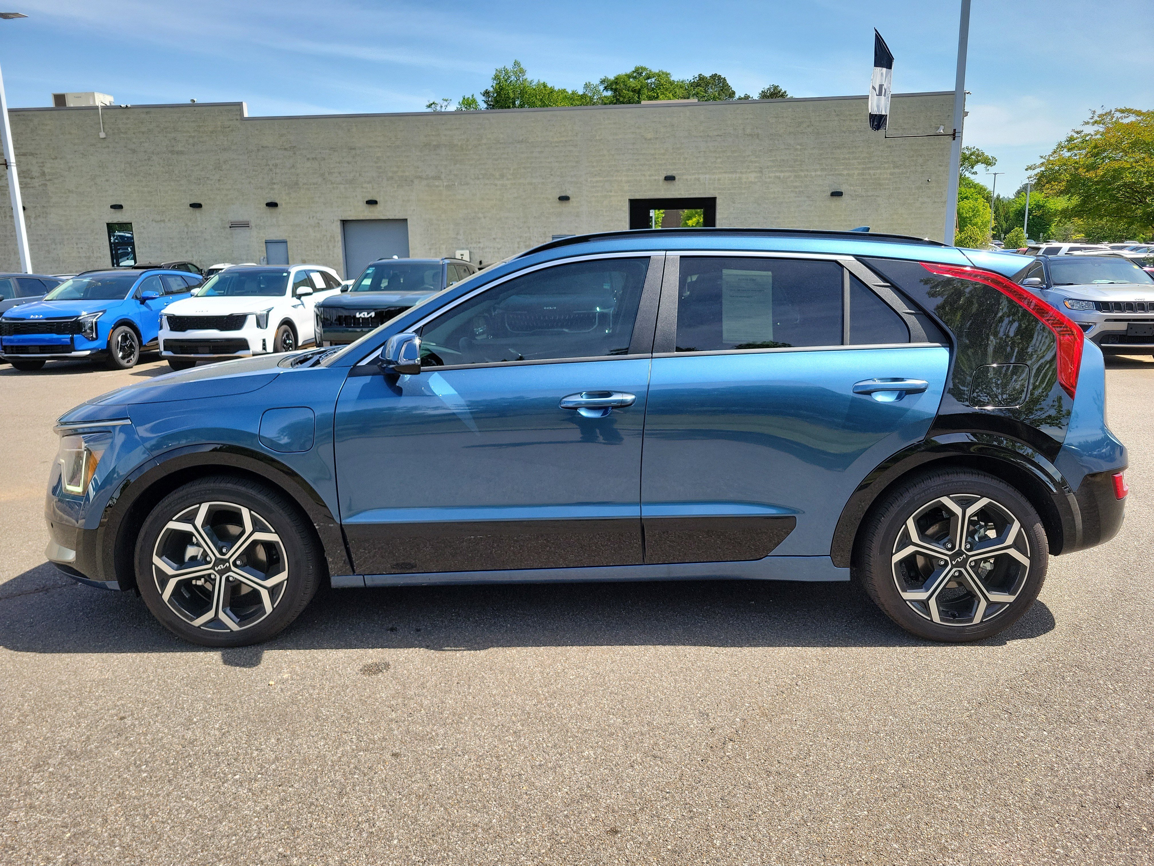 Used 2024 Kia Niro SX Touring image 22