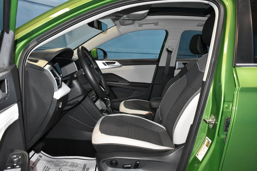 Certified 2025 Volkswagen Taos SE w/ Panoramic Sunroof Package AWD/4WD image 6