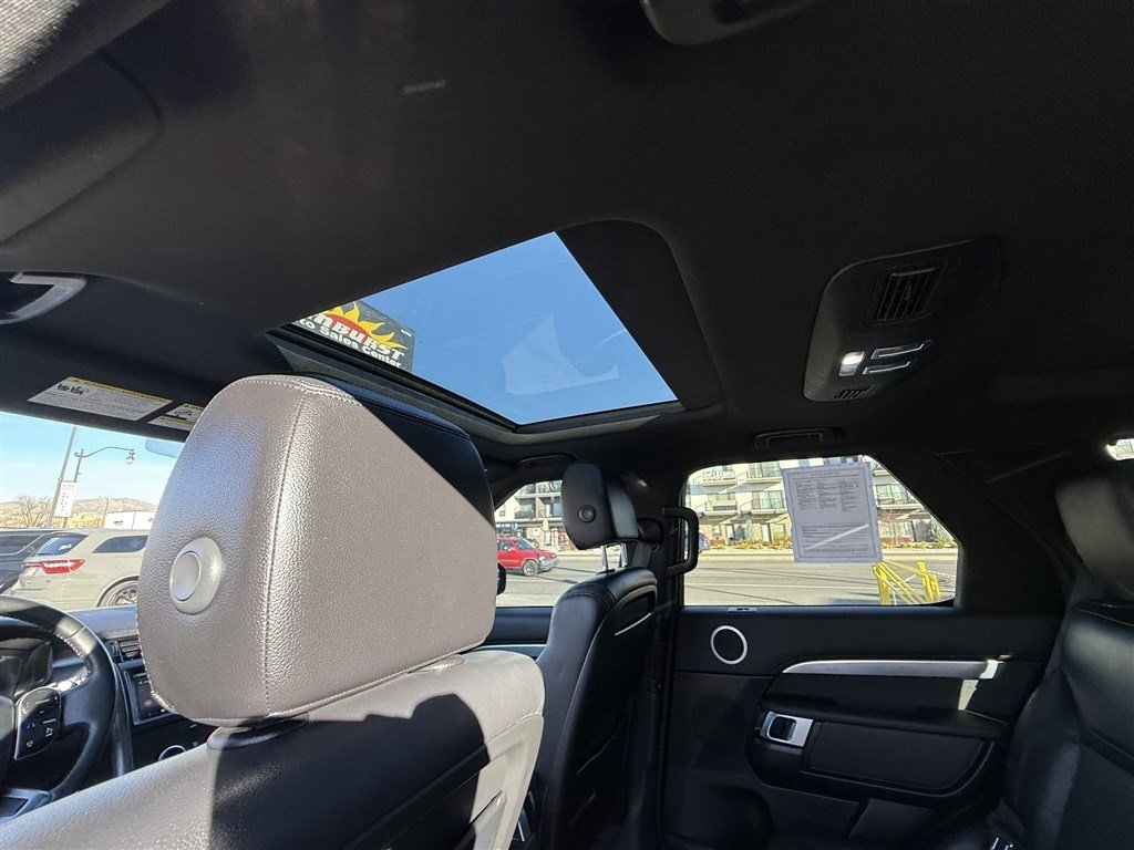Used 2020 Land Rover Discovery Landmark image 17