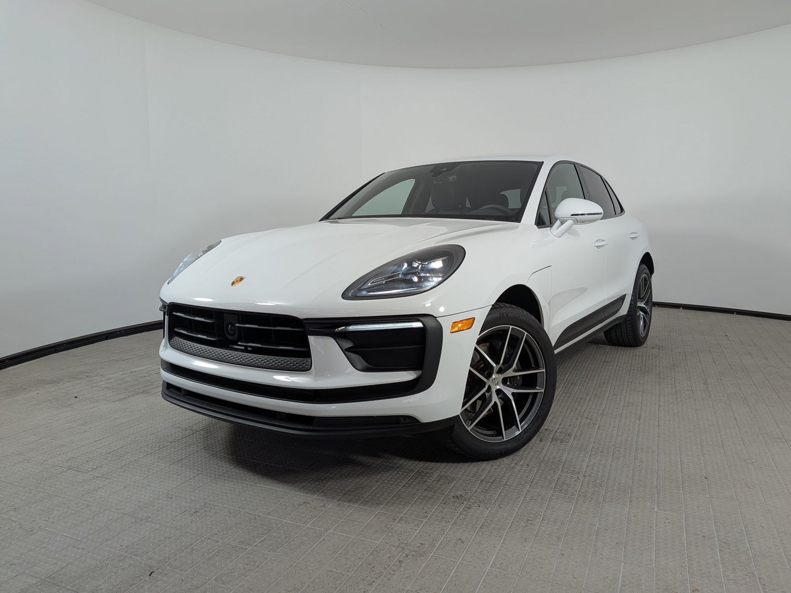 Certified 2025 Porsche Macan Turbo AWD/4WD image 1