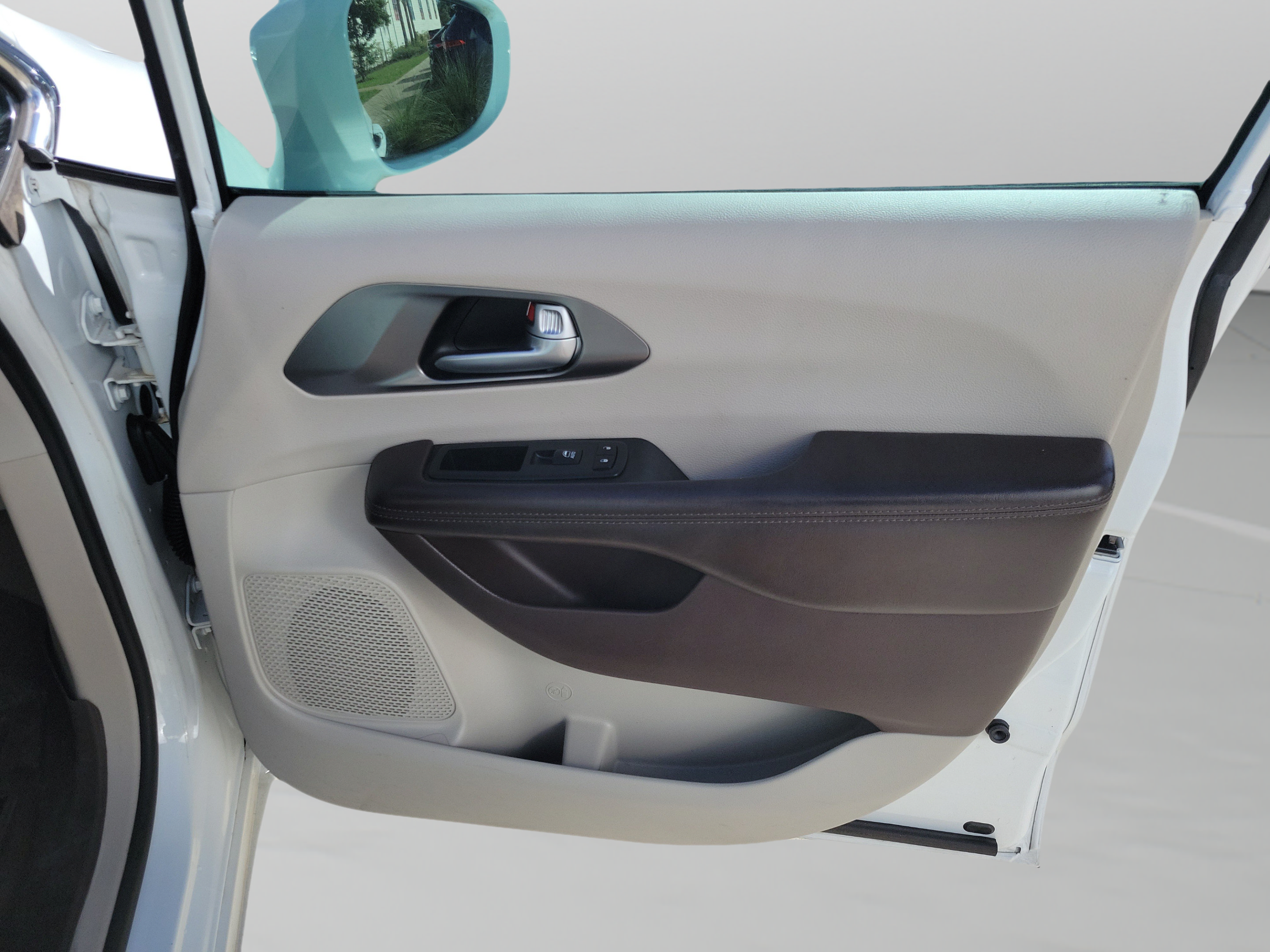 Used 2017 Chrysler Pacifica Touring-L Plus FWD image 26