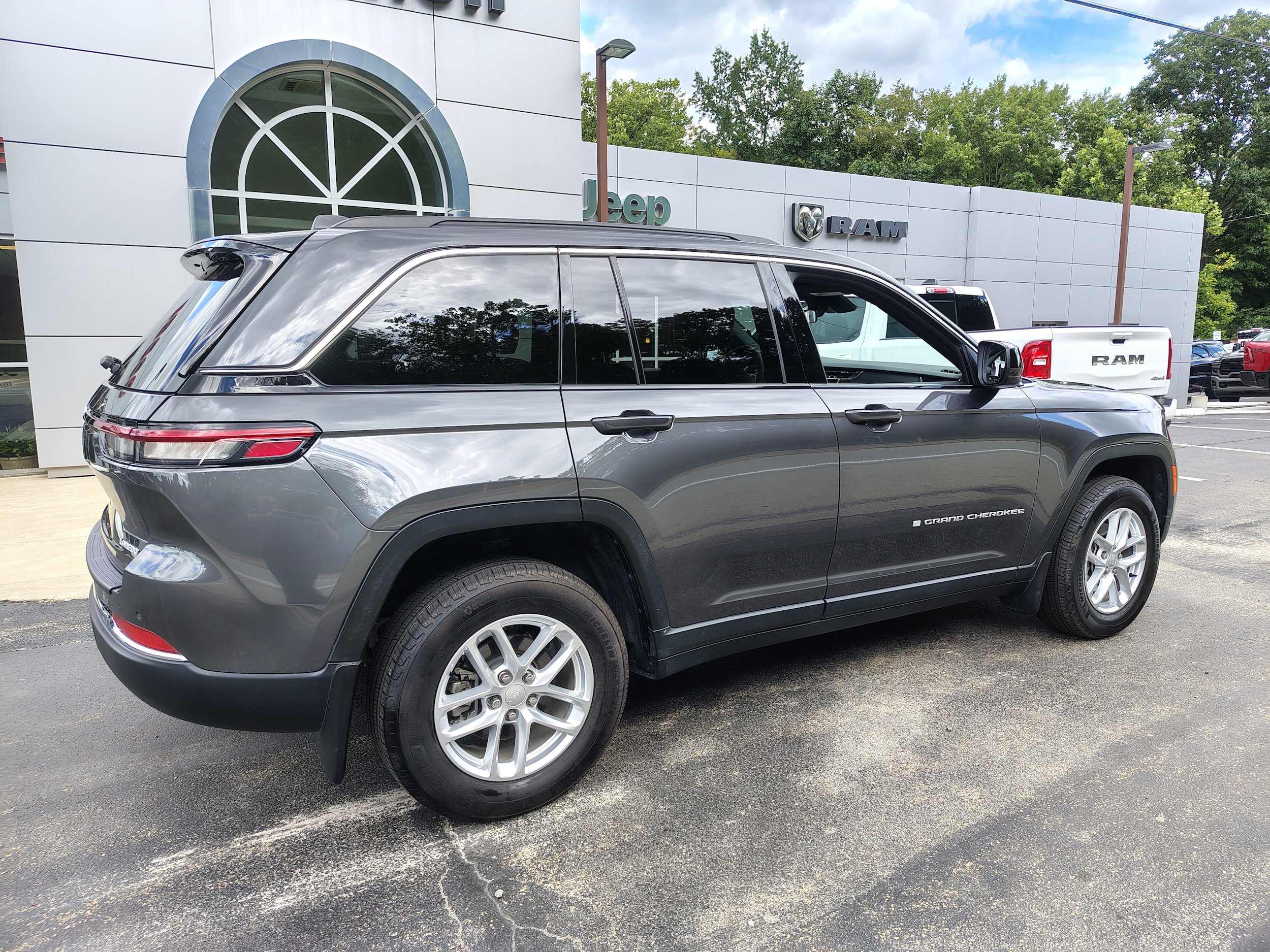 Certified 2025 Jeep Grand Cherokee Laredo X w/ Luxury Tech Group I AWD/4WD image 15