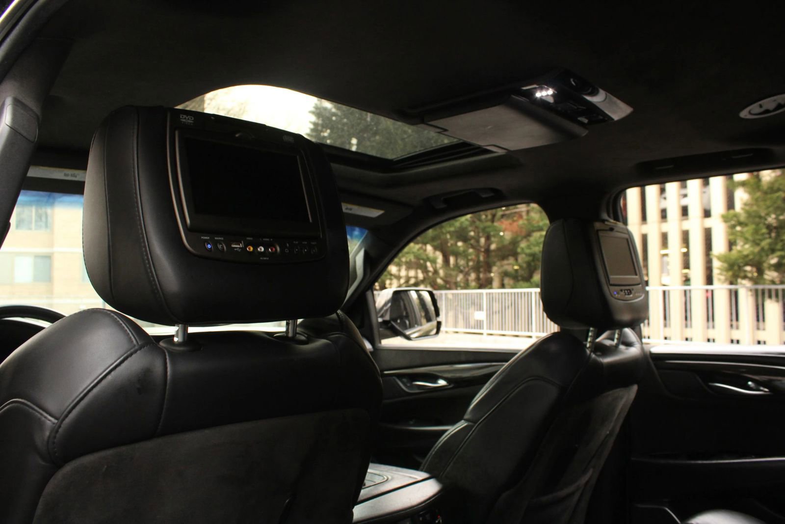 Used 2017 Cadillac Escalade ESV Platinum AWD/4WD image 18