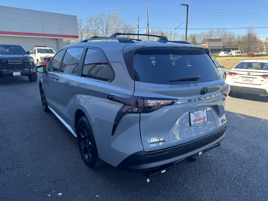 Used 2025 Toyota Sienna XLE Woodland Edition image 7