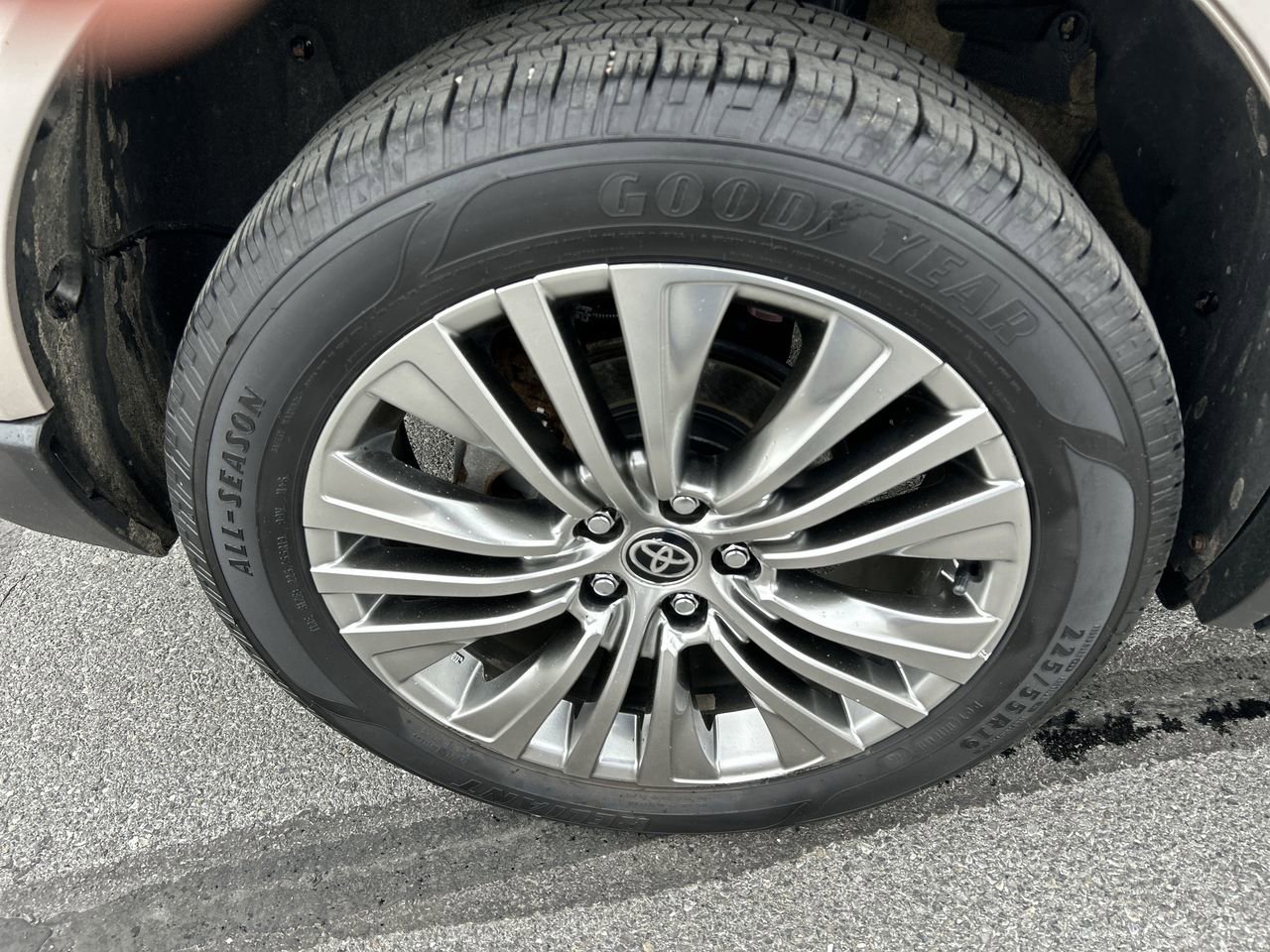 Used 2021 Toyota Venza XLE w/ Softex Package AWD/4WD image 9