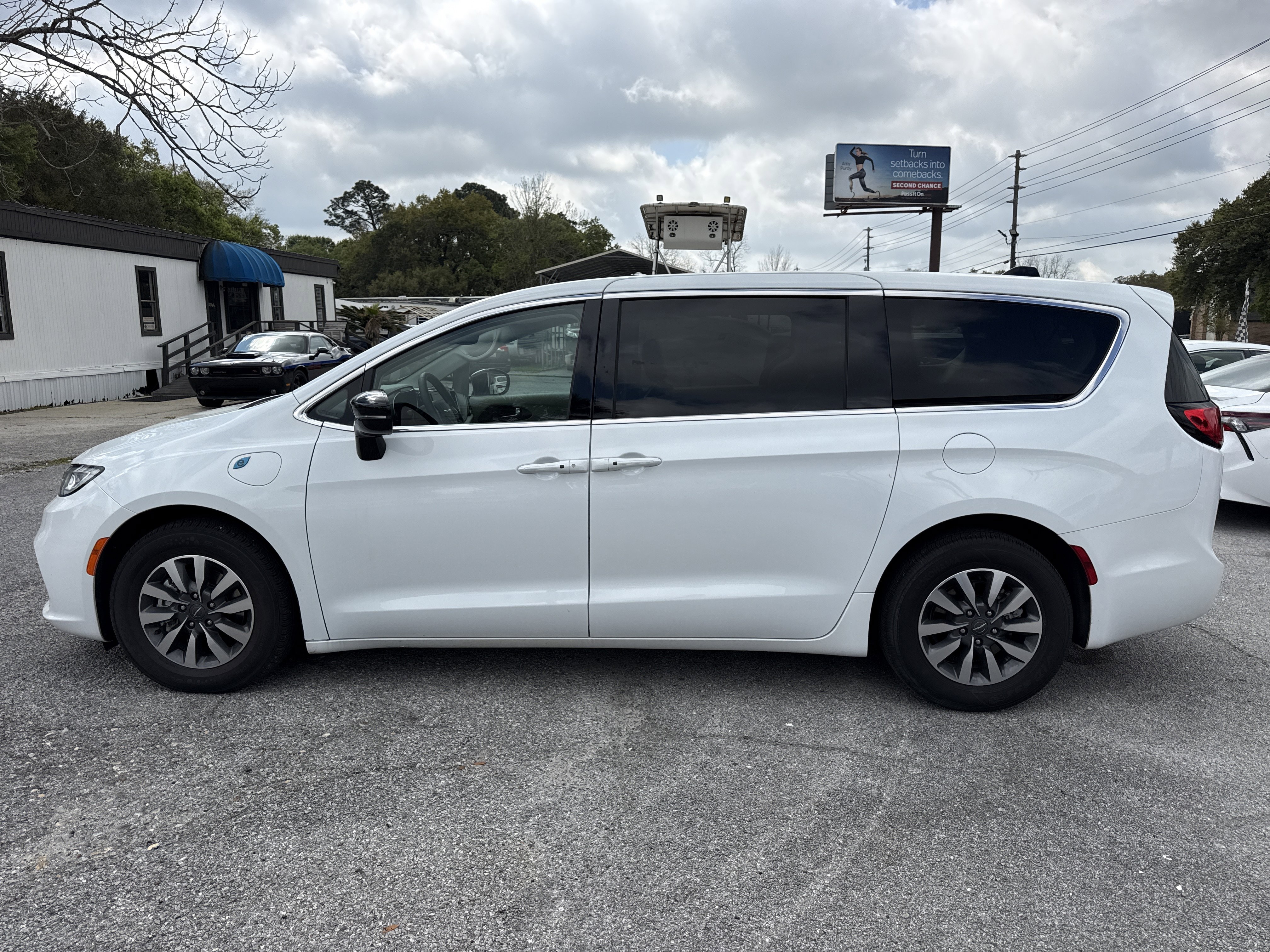 Used 2024 Chrysler Pacifica Select image 2