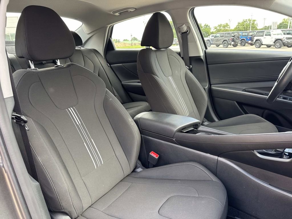 Used 2025 Hyundai Elantra SEL image 23