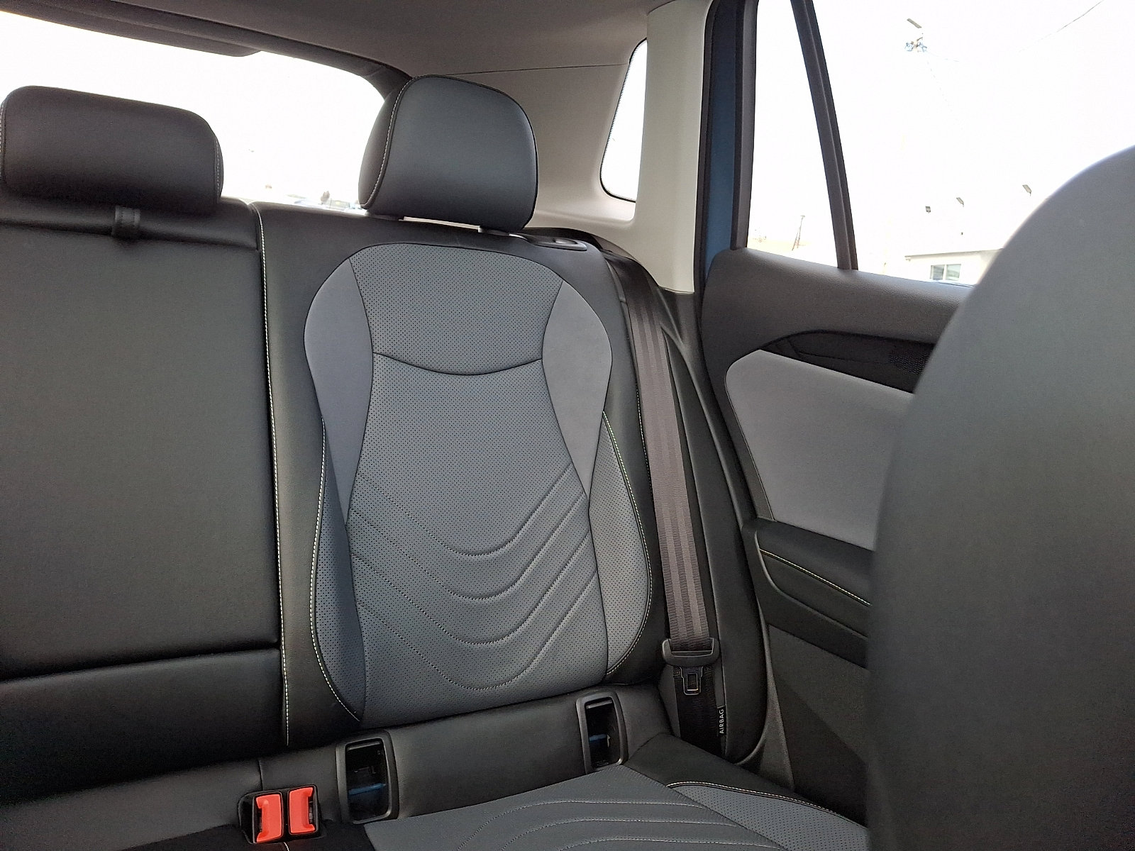 Used 2025 Volkswagen Tiguan SE AWD/4WD image 16