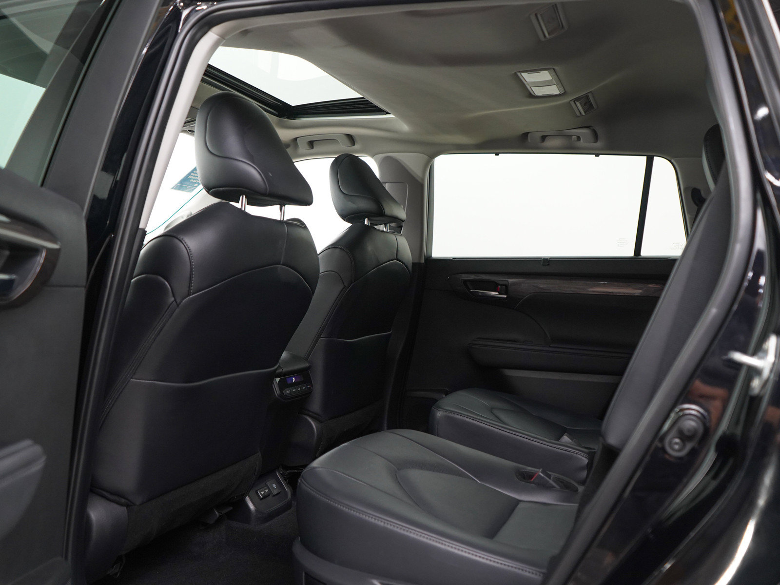 Used 2024 Toyota Highlander Limited AWD/4WD image 21