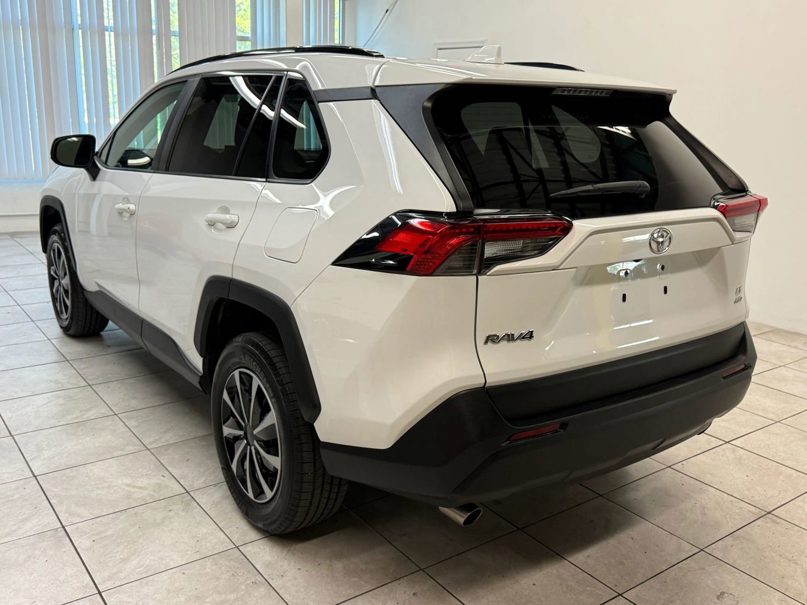 Used 2019 Toyota RAV4 LE w/ Carpet Mat Package AWD/4WD image 7
