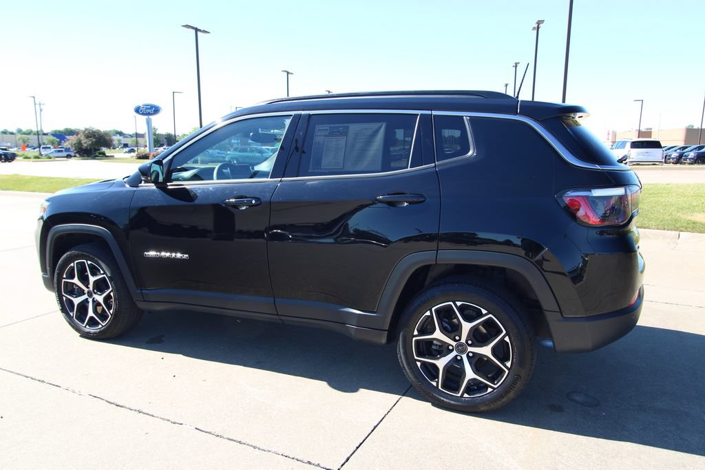 Used 2025 Jeep Compass Limited AWD/4WD image 16