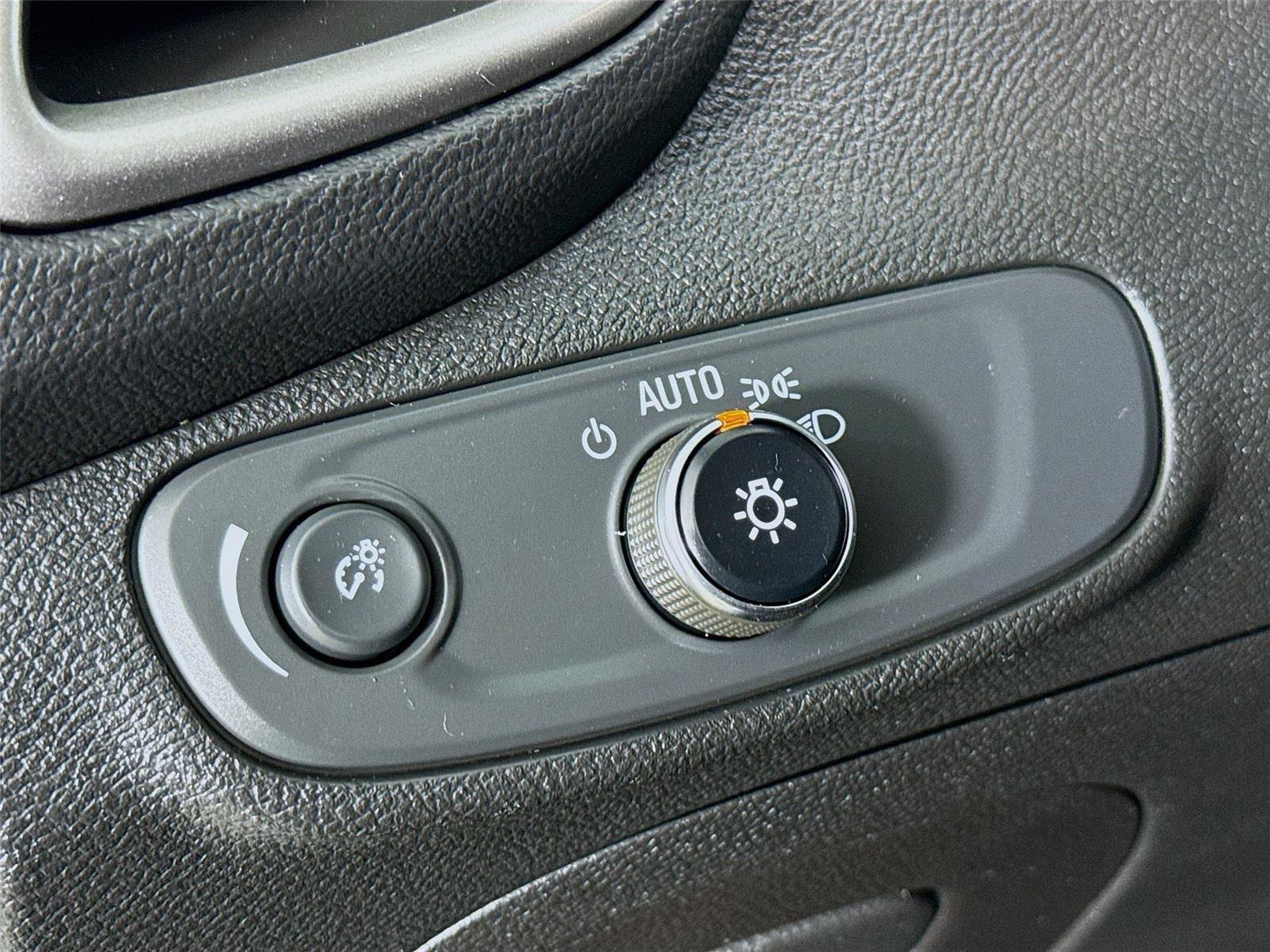 Used 2018 Chevrolet Trax LT w/ LT Convenience Package image 12