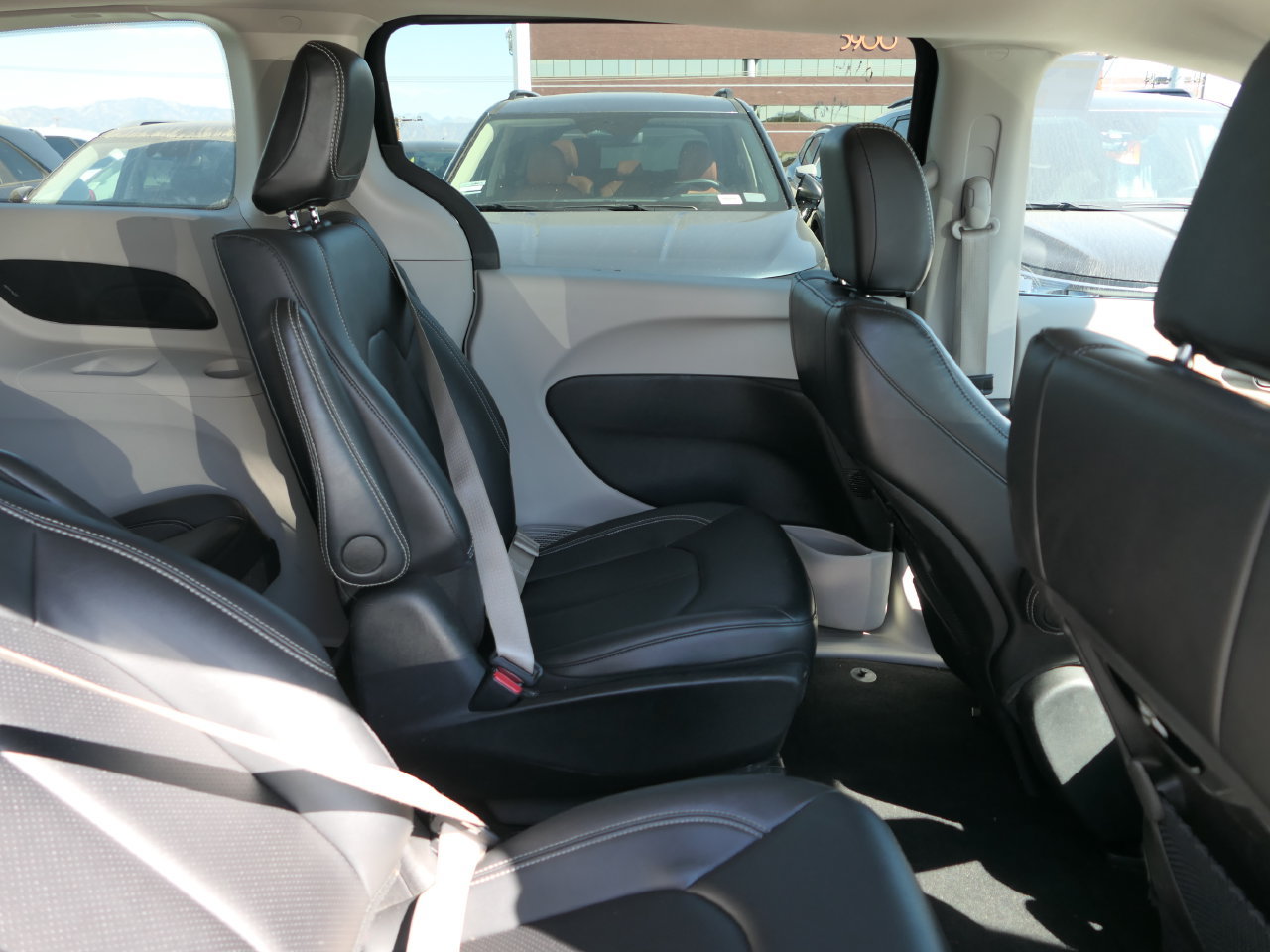 Used 2024 Chrysler Pacifica Limited FWD image 25