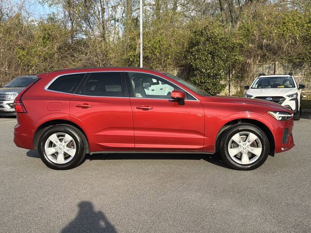Used 2022 Volvo XC60 B5 Momentum image 2