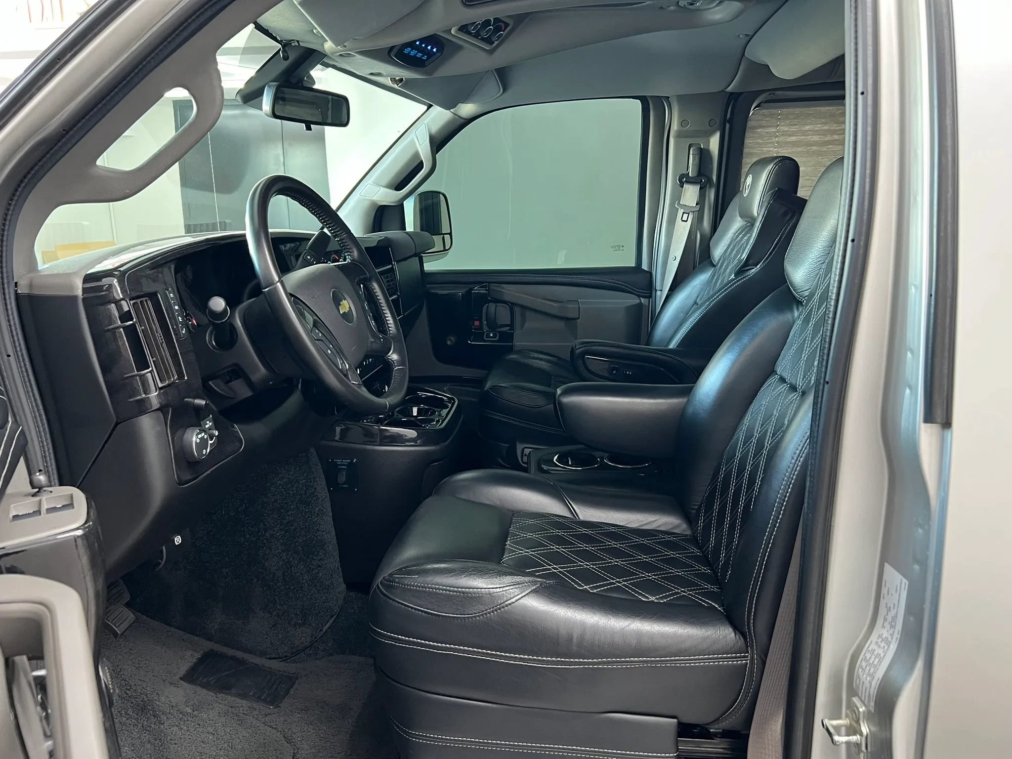 Used 2021 Chevrolet Express 3500 LS w/ Chrome Appearance Package RWD image 9