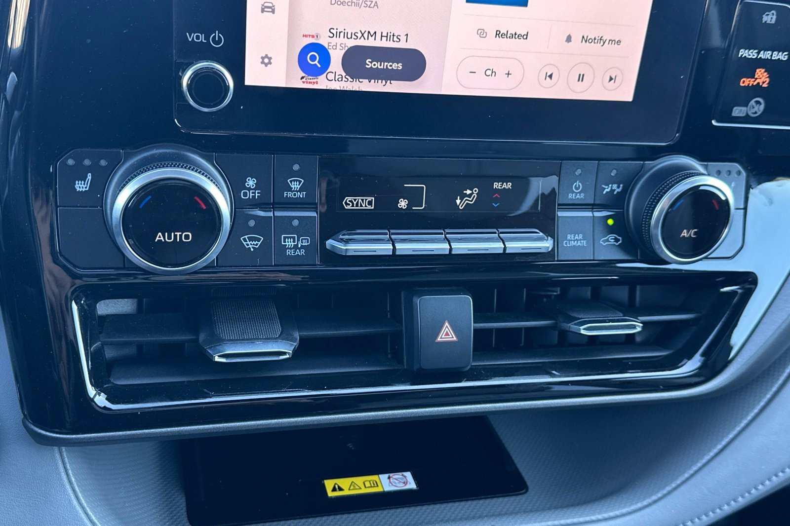 Used 2023 Toyota Highlander XLE image 30