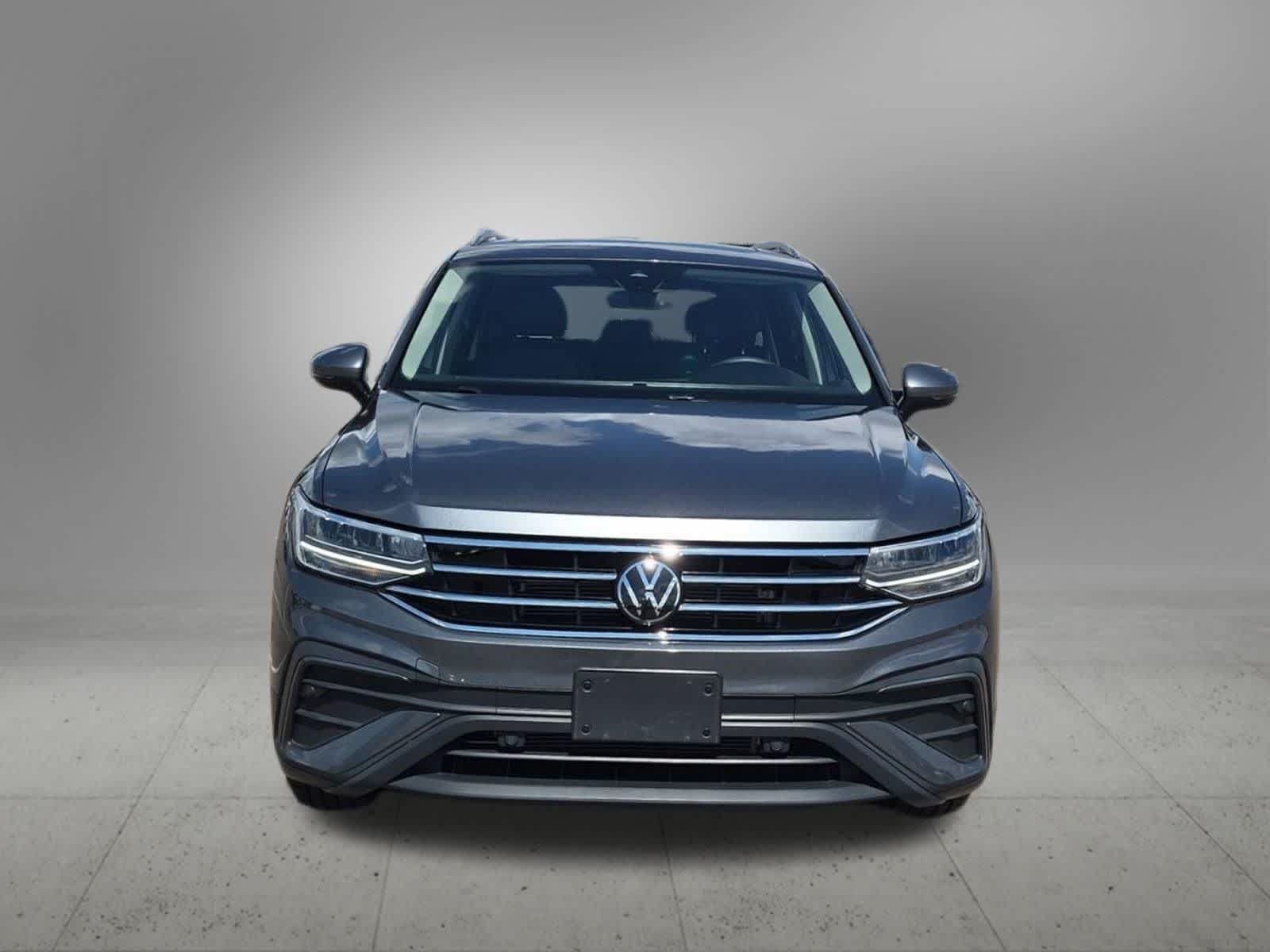 Used 2023 Volkswagen Tiguan SE w/ Panoramic Sunroof Package FWD image 9