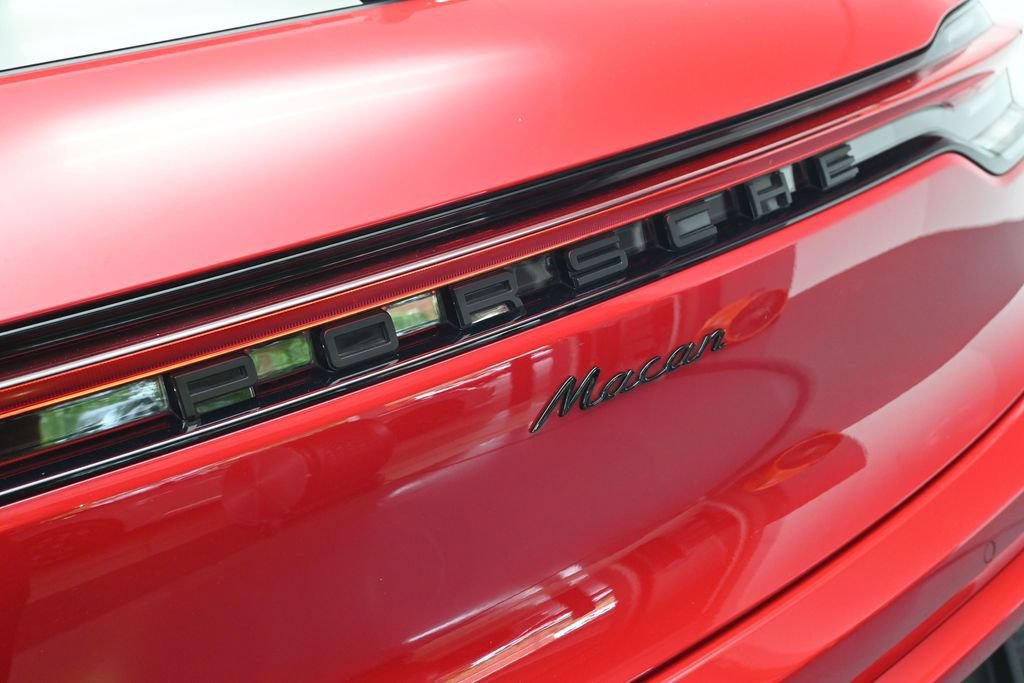 Certified 2024 Porsche Macan AWD/4WD image 28