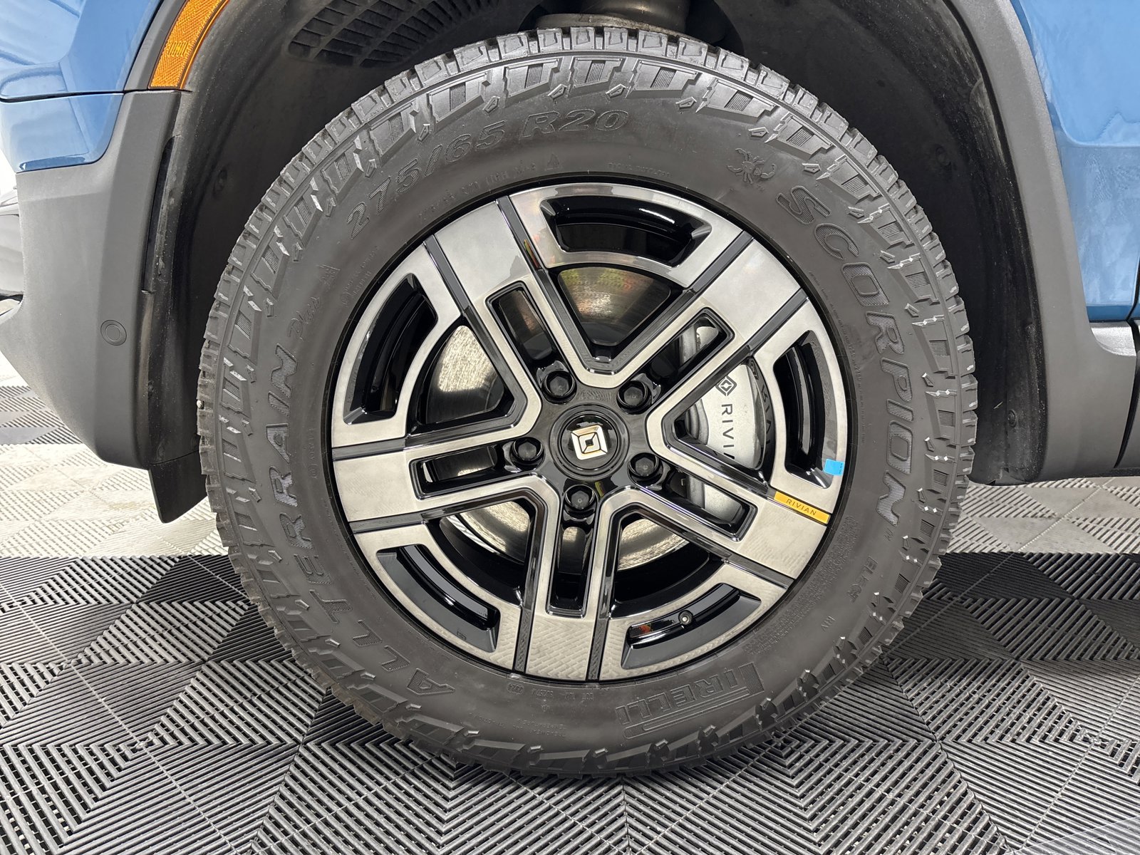 Used 2025 Rivian R1S Adventure AWD/4WD image 9