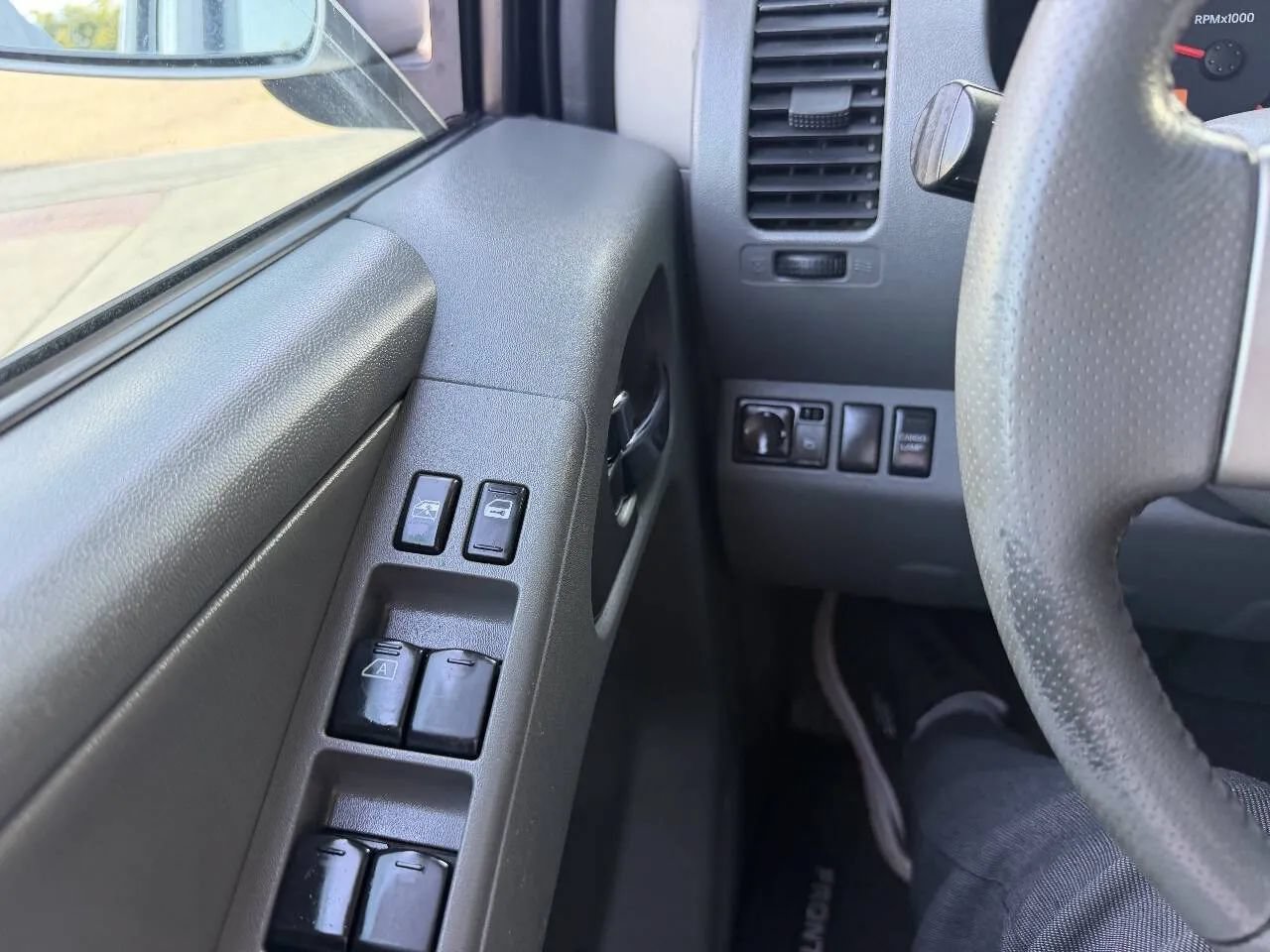 Used 2005 Nissan Frontier LE w/ (X01) Leather Pkg AWD/4WD image 24