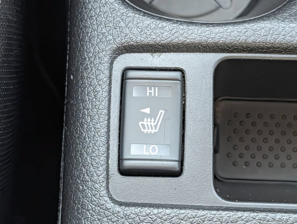 Used 2022 Nissan Rogue Sport SV FWD image 17
