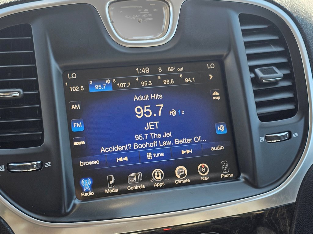 Used 2016 Chrysler 300 C image 6