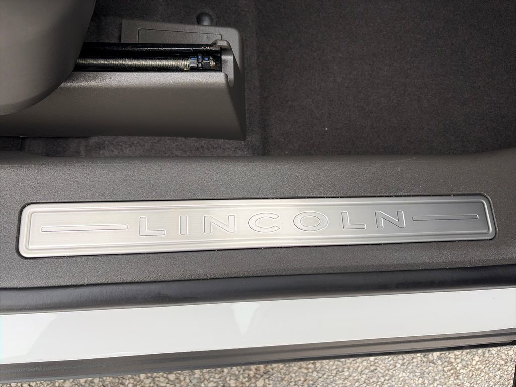Used 2025 Lincoln Nautilus Premier image 14