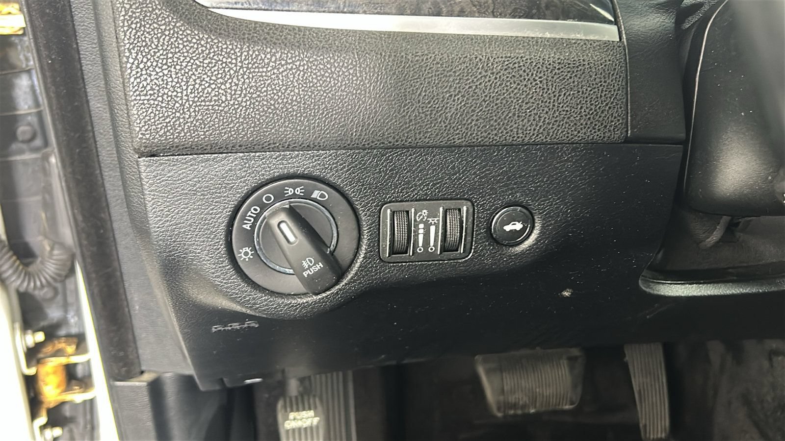 Used 2018 Chrysler 300 Limited AWD/4WD image 22
