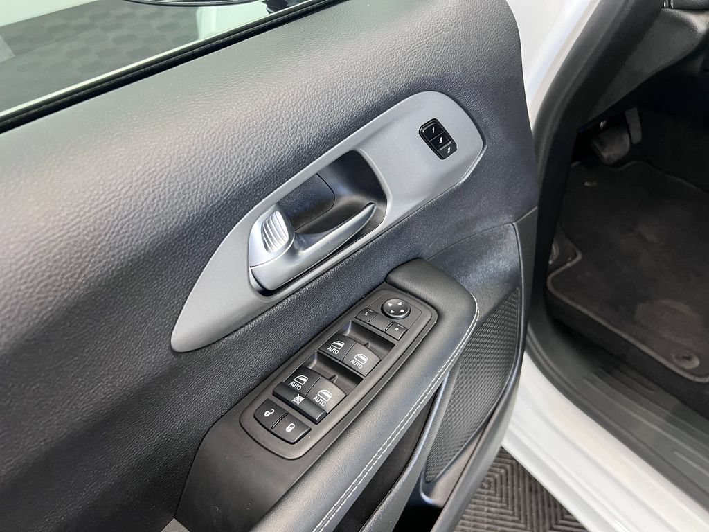 Used 2025 Chrysler Pacifica Select AWD/4WD image 12
