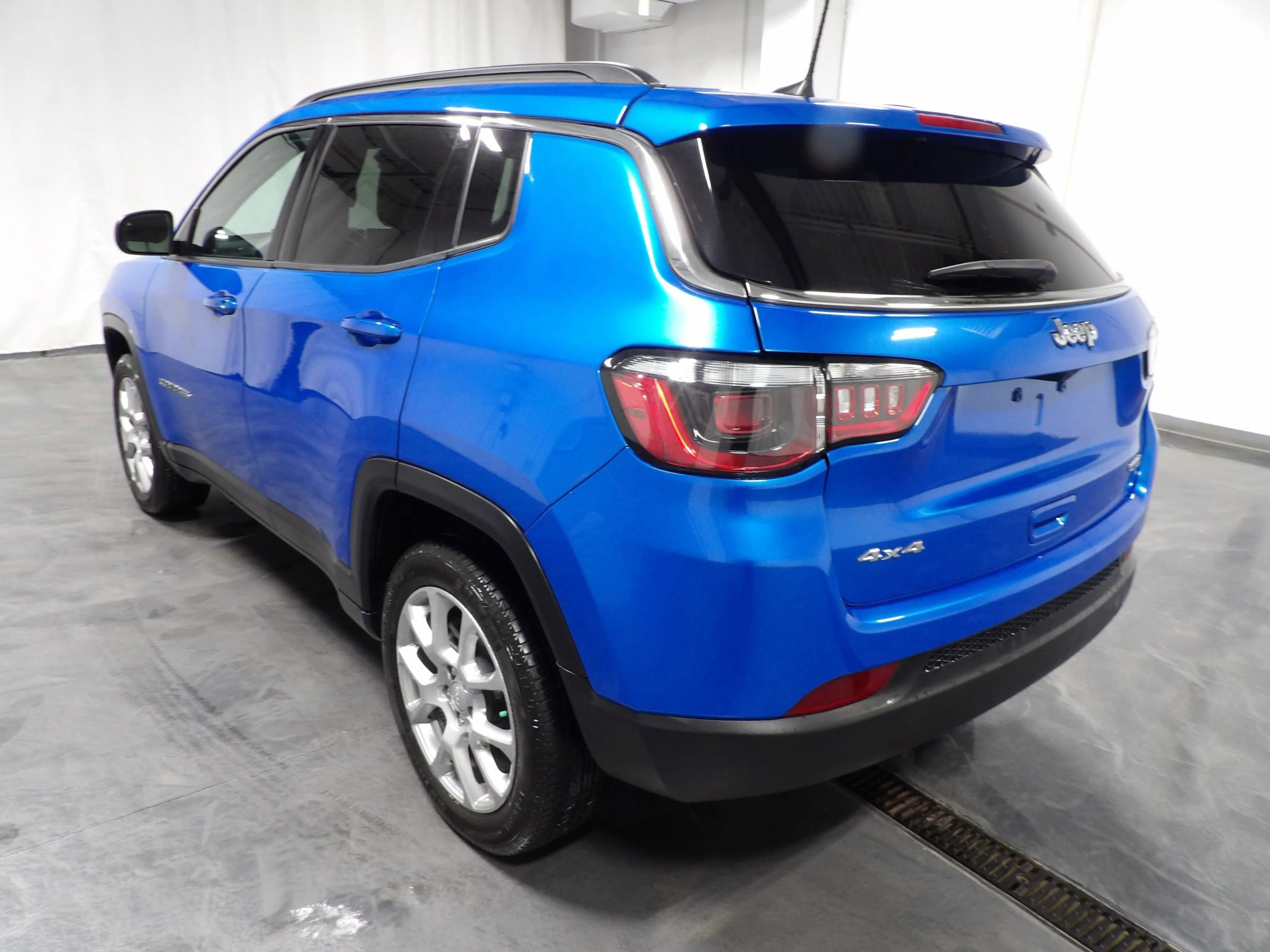 Used 2024 Jeep Compass Latitude AWD/4WD image 7