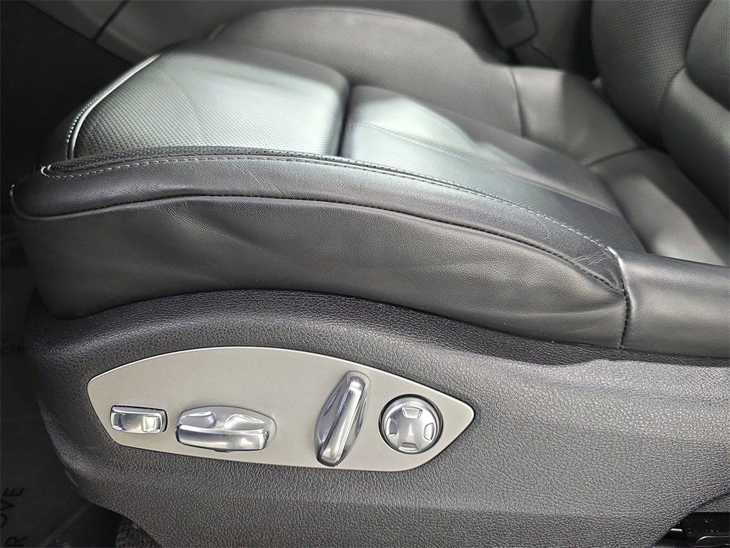 Certified 2025 Porsche Macan image 23