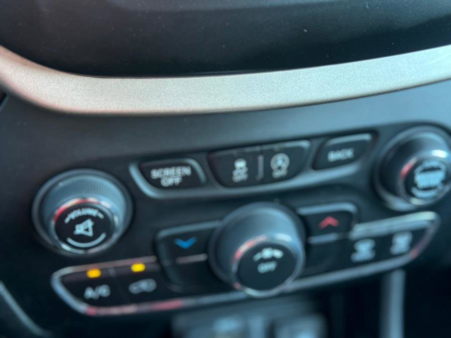 Used 2016 Jeep Cherokee Latitude w/ Safety/Convenience Group image 16