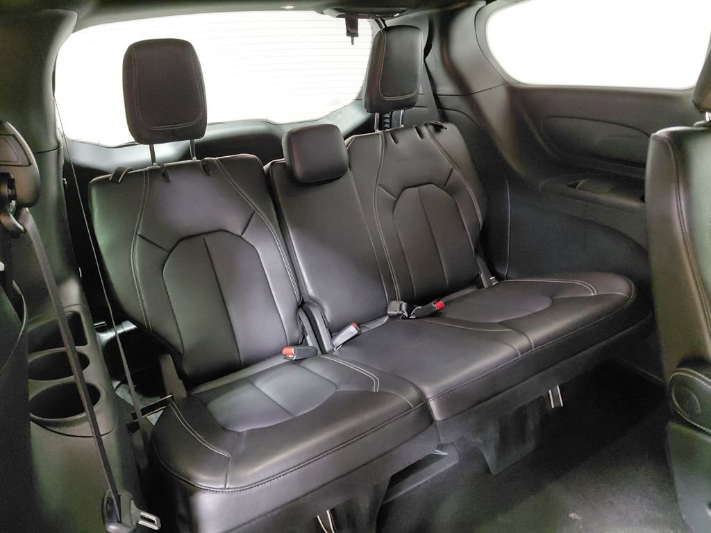 Used 2025 Chrysler Pacifica Select image 27