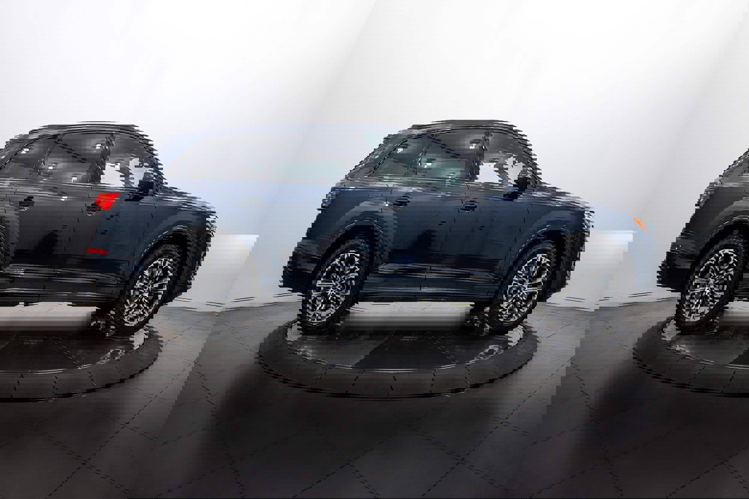 Certified 2025 Audi Q7 2.0T Premium w/ Convenience Plus Package image 3