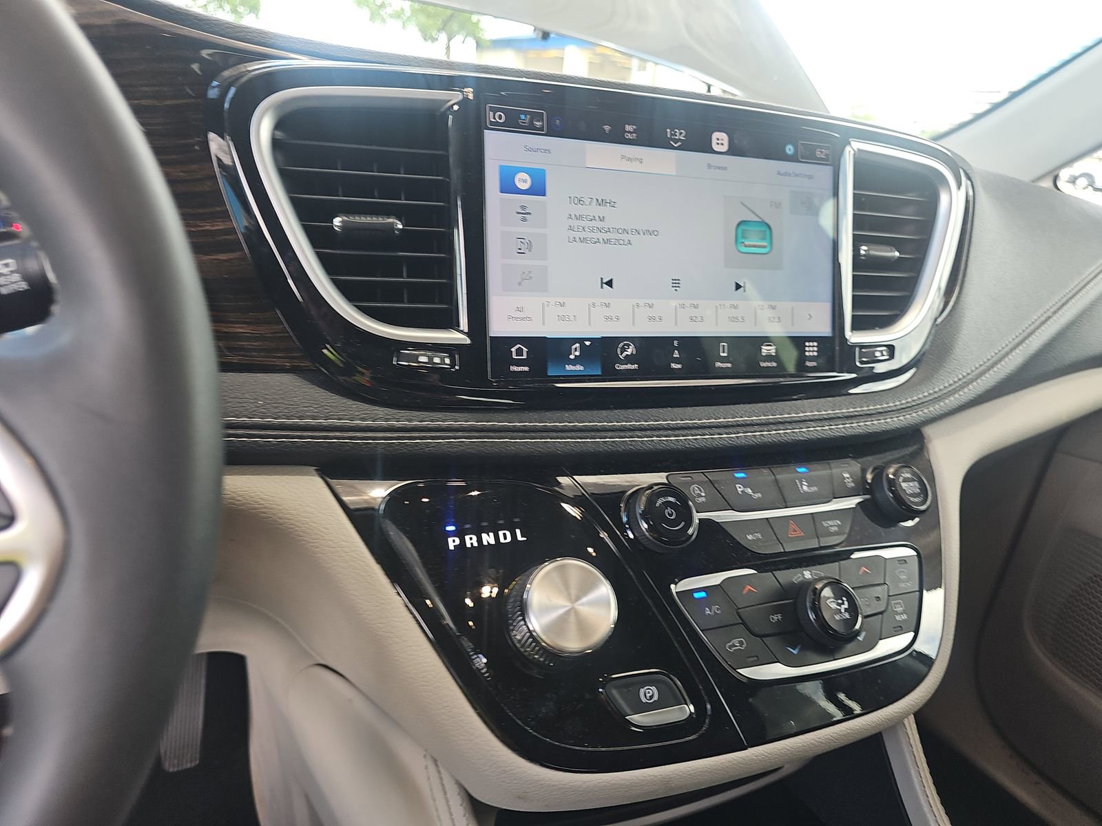 Used 2023 Chrysler Pacifica Limited FWD image 15