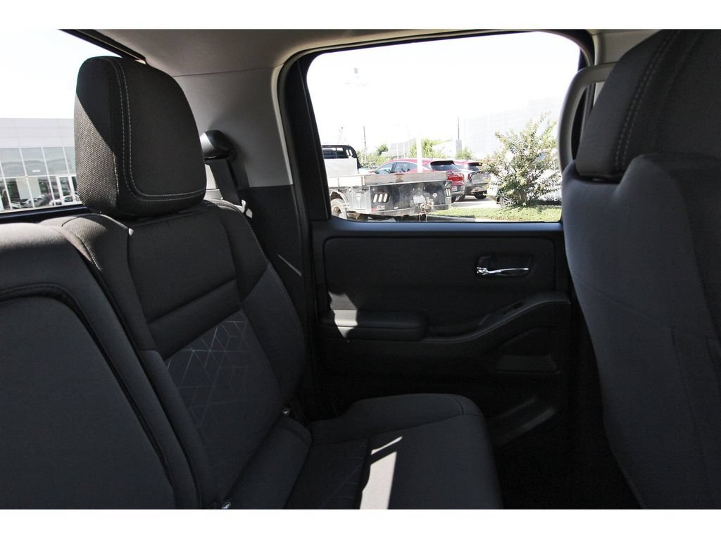 Used 2025 Nissan Frontier SV w/ SV Convenience Package RWD image 13