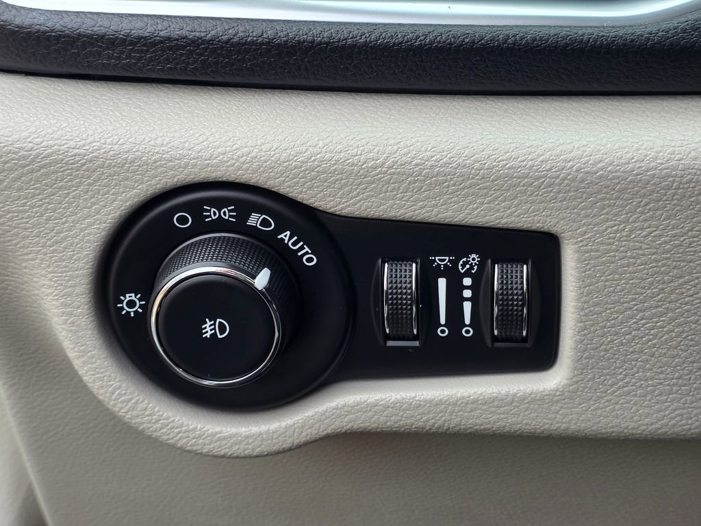 Used 2020 Chrysler Pacifica Limited image 14