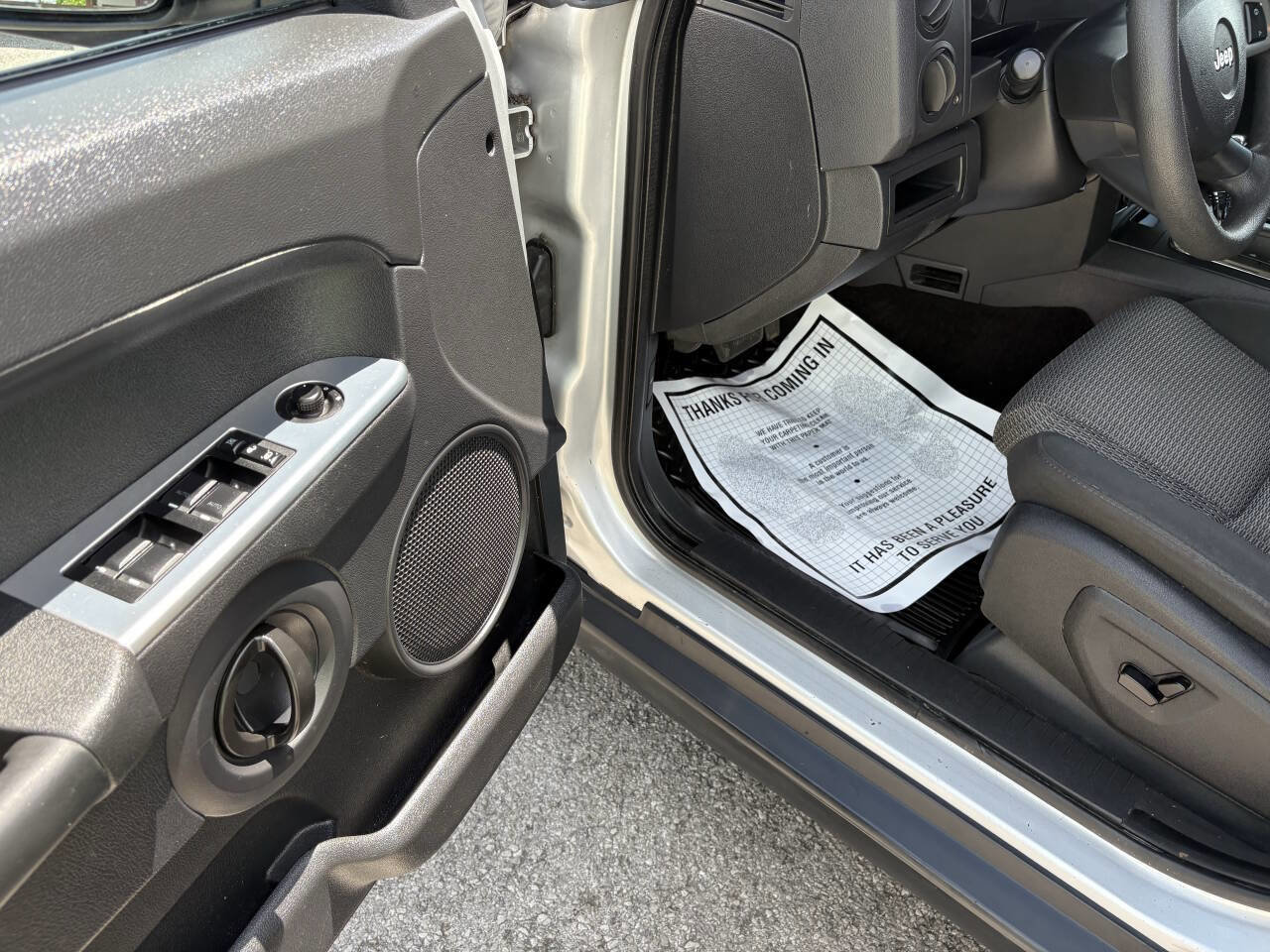 Used 2008 Jeep Commander Sport image 17