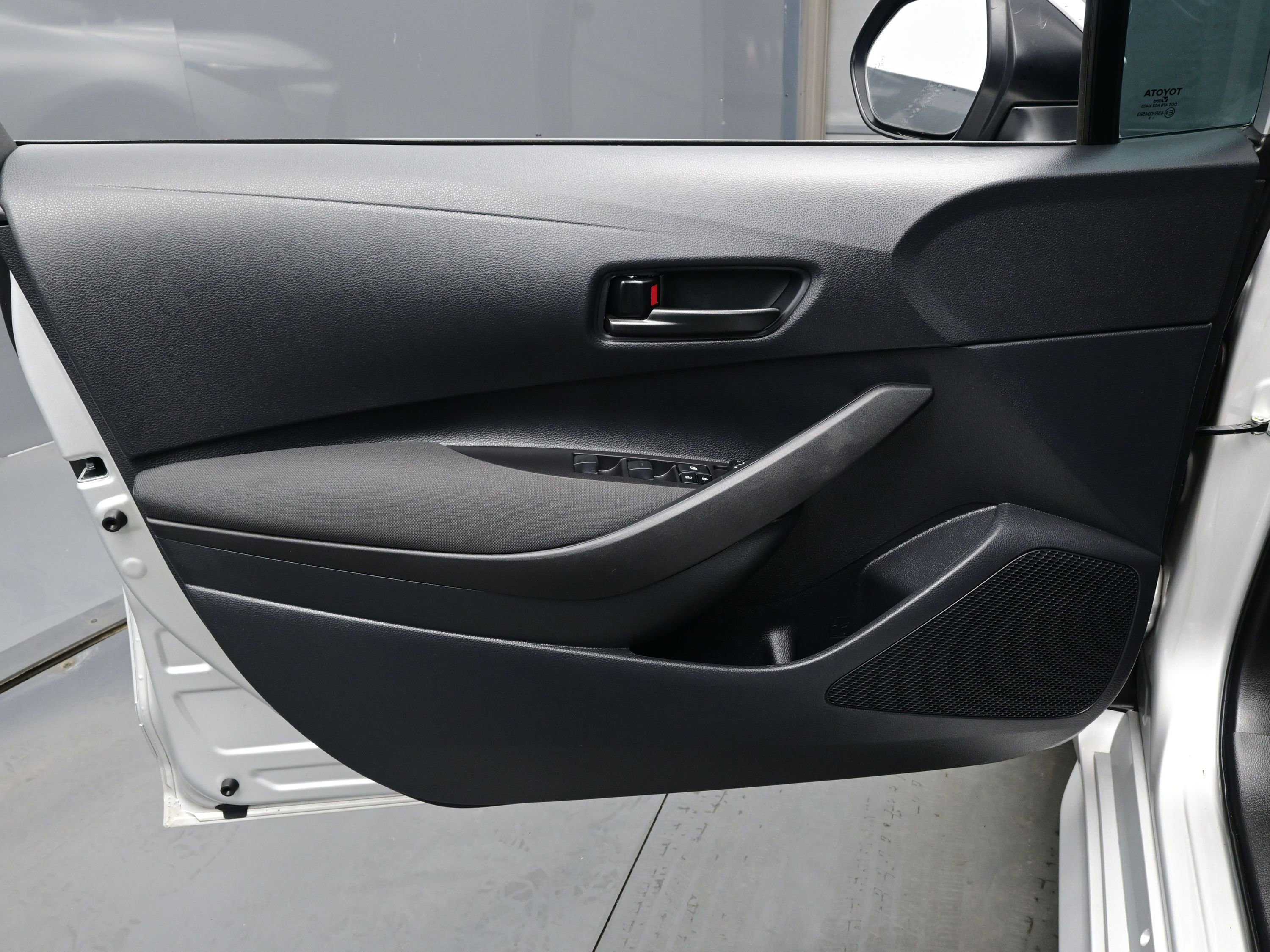 Used 2025 Toyota Corolla LE w/ LE Premium Package image 9