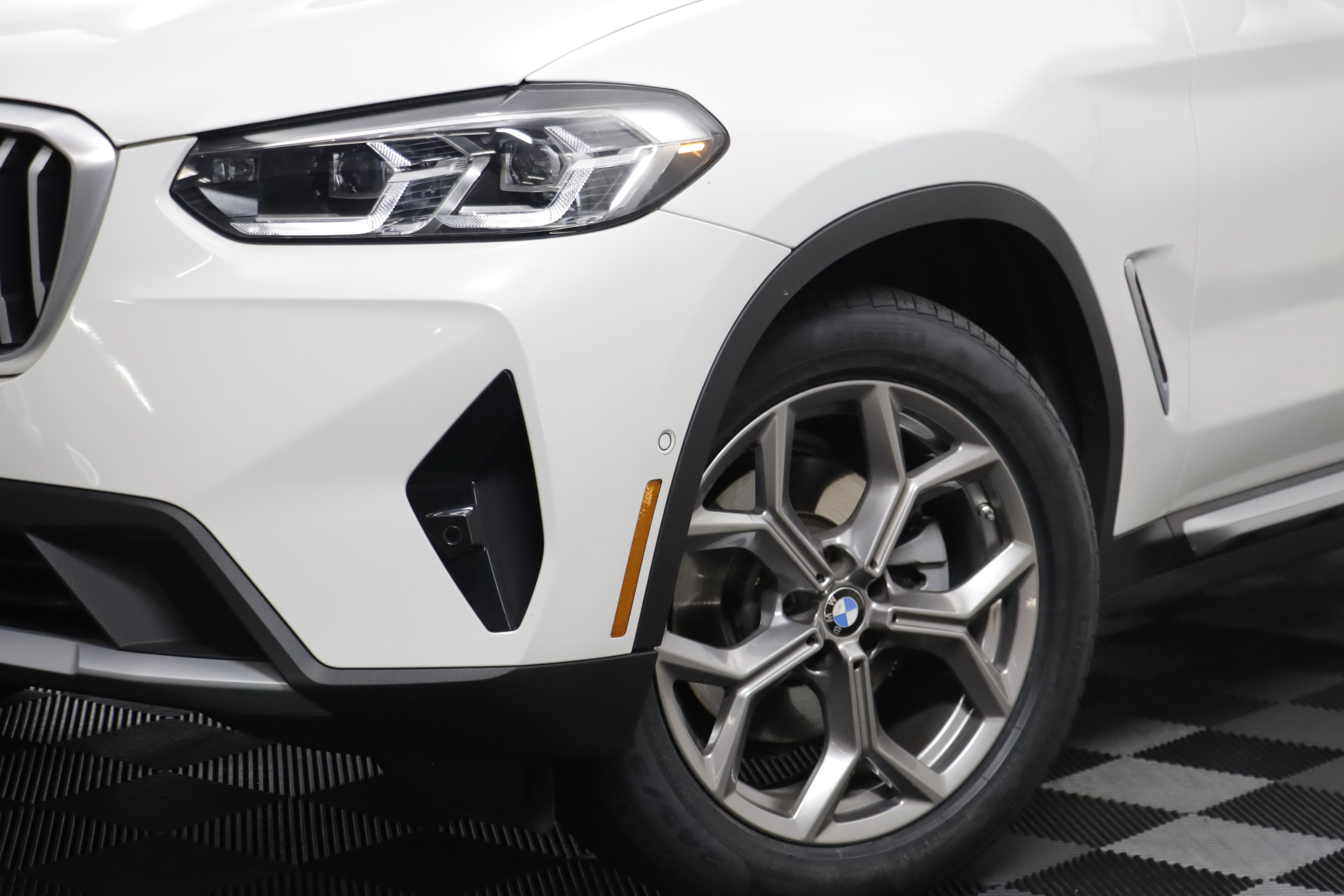 Used 2023 BMW X3 xDrive30i w/ Premium Package w/ZPA AWD/4WD image 3