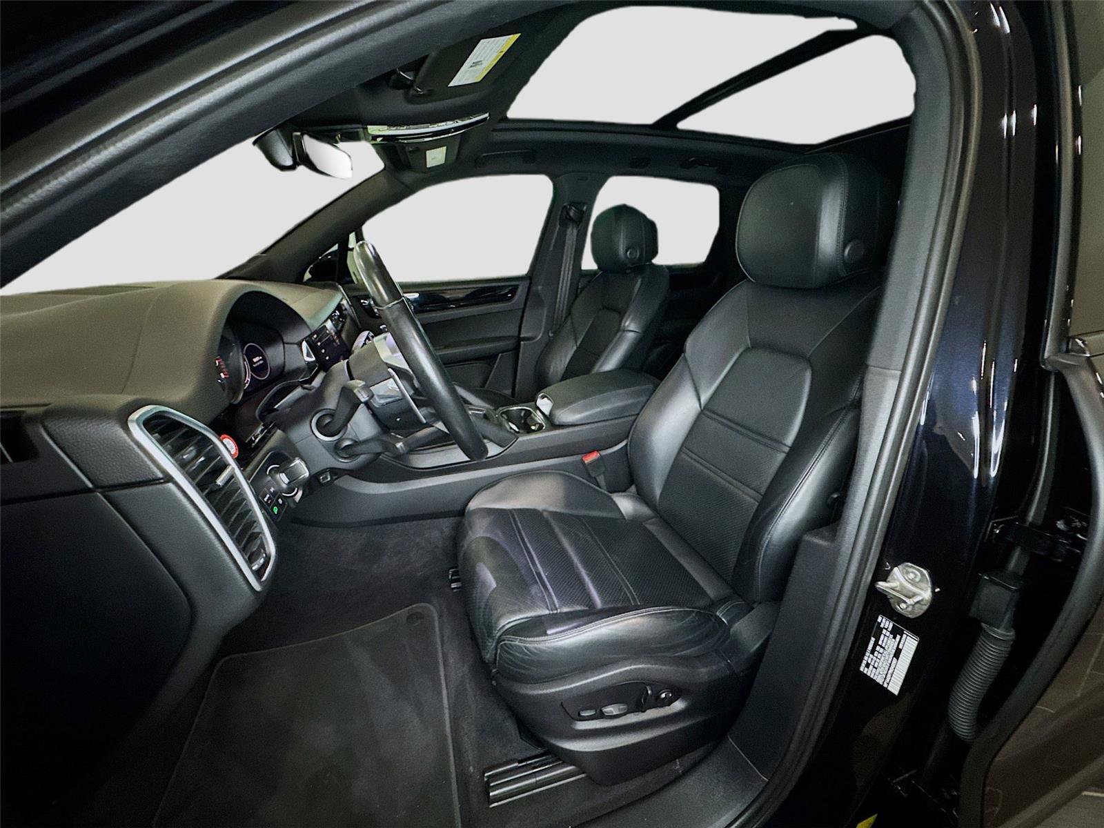Used 2022 Porsche Cayenne AWD/4WD image 2