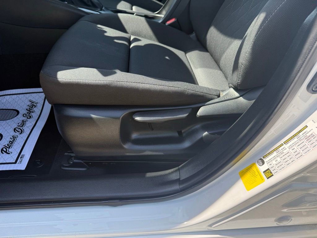 Used 2025 Toyota Corolla LE image 28